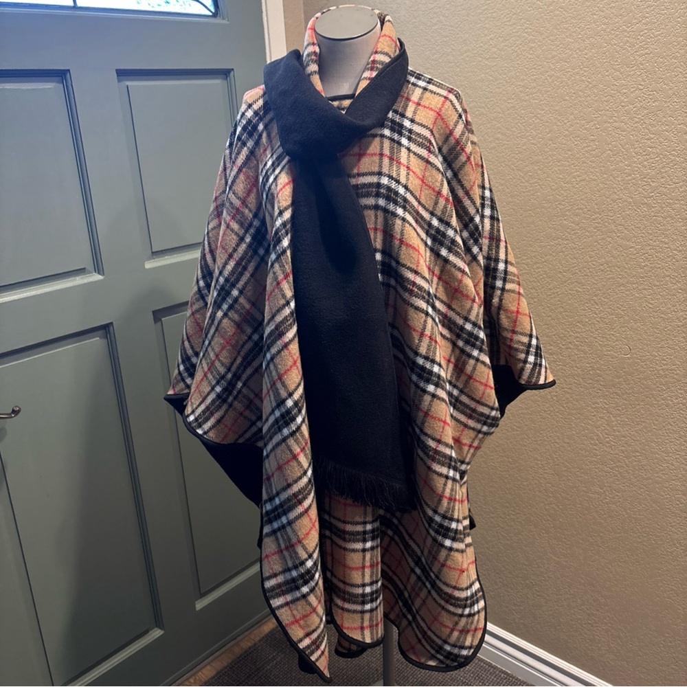 Elegant Black/aTartan reversible Cape for Women - Picture 9 of 10